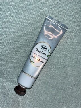 L'OCCITANE White and blue Delicate Jasmine Body Lotion